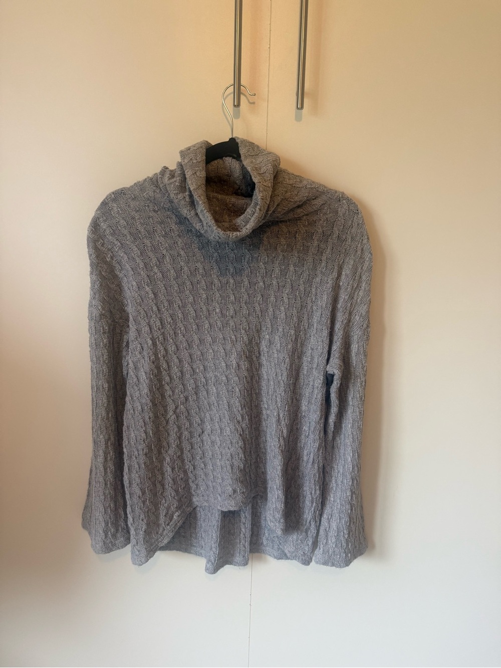 Cozy Gray Cable Knit Turtleneck Sweater - Women, size M